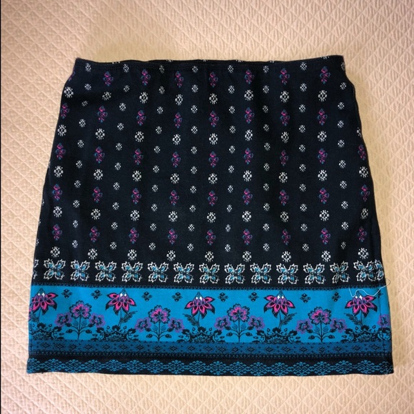 Size medium mini skirt from Hollister - Picture 2 of 2